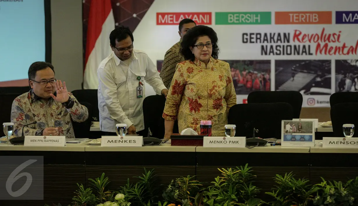 Menkes Nila Farid Moeloek (kanan) bersama Kepala Bappenas, Bambang Brodjonegoro bersiap mengikuti rapat tingkat Menteri di Kementerian Kemenko PMK) Jakarta, Kamis (30/3). Rapat membahas pengendalian Defisit DJS Kesehatan. (Liputan6.com/Faizal Fanani)