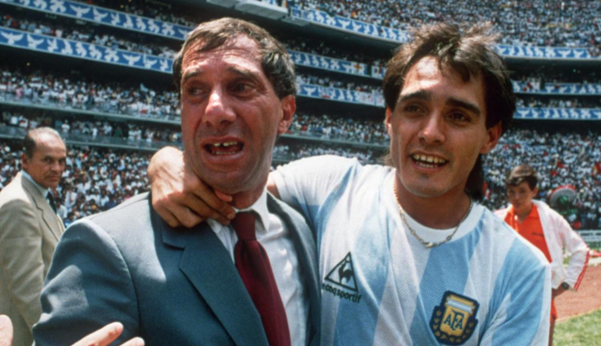 Carlos Bilardo (kiri) yang merupakan pelatih Timnas Argentina bersukacita bersama Pedro Pasculli (kanan) ketika menjuarai Piala Dunia 1986 usai mengalahkan Jerman Barat di final. Bilardo kembali berhasil tampil di partai final Piala Dunia 1990 menghadapi lawan yang sama. Namun, kali ini Jerman Barat yang sukses berpesta di Italia. (AFP/Staff)