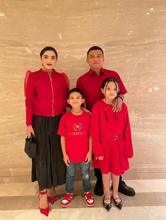 Ashanty tampil modern dengan puffy sleeve jacket yang dipadukan dengan rok panjang hitam [@ashanty_ash]