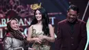 Senin (3/7/2017), di Studio 5 Indosiar, Ari Untung yang bertugas sebagai pembawa acara di panggung dangdut tersebut memberikan tantangan kepada Ryan untuk melamar Zaskia Gotik menjadi istrinya. (Deki Prayoga/Bintang.com)