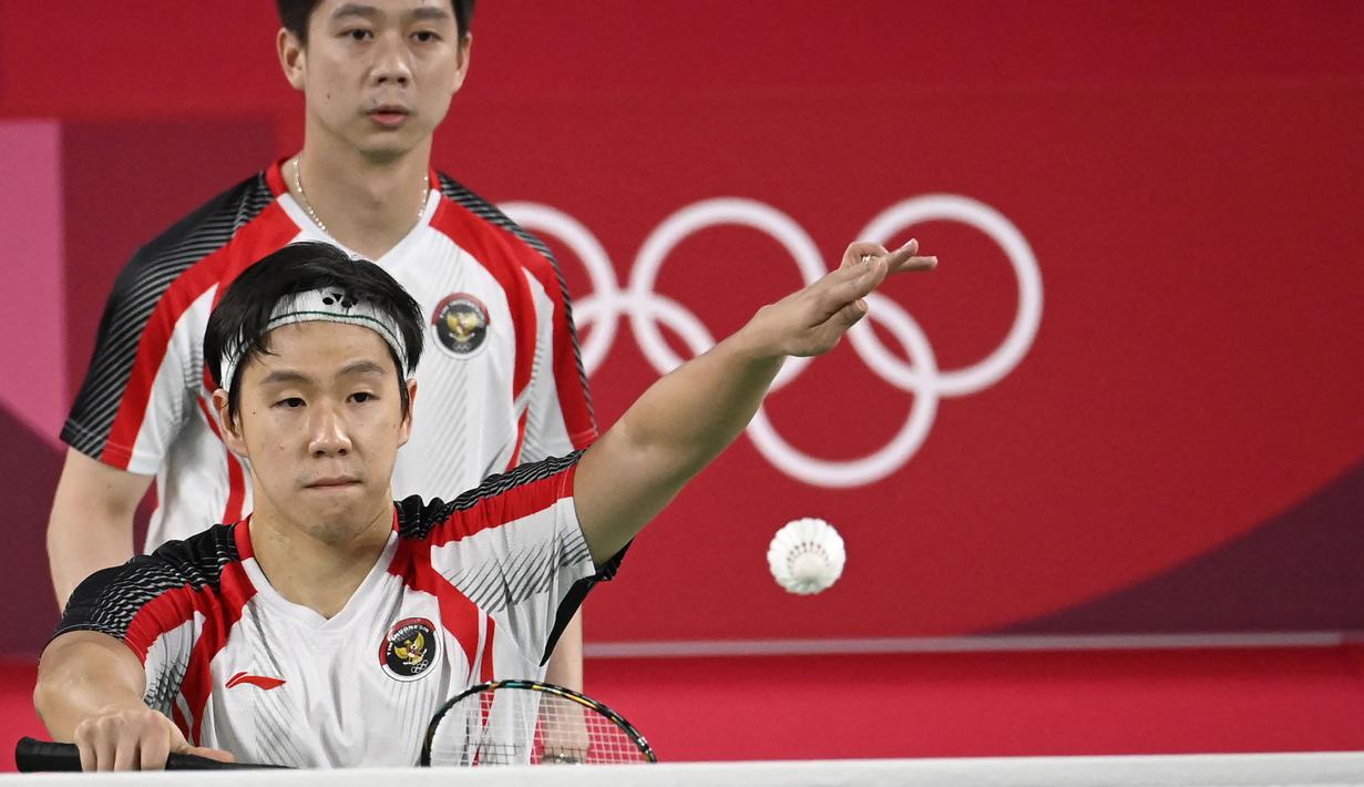 Dengan kemenangan ini, pasangan Marcus/Kevin tambah kokoh di puncak klasemen Grup A bulu tangkis ganda putra Olimpiade Tokyo 2020. Selain itu, mereka pastikan diri untuk melaju ke babak perempatfinal. (Foto: AFP/Alexander Nemenov)