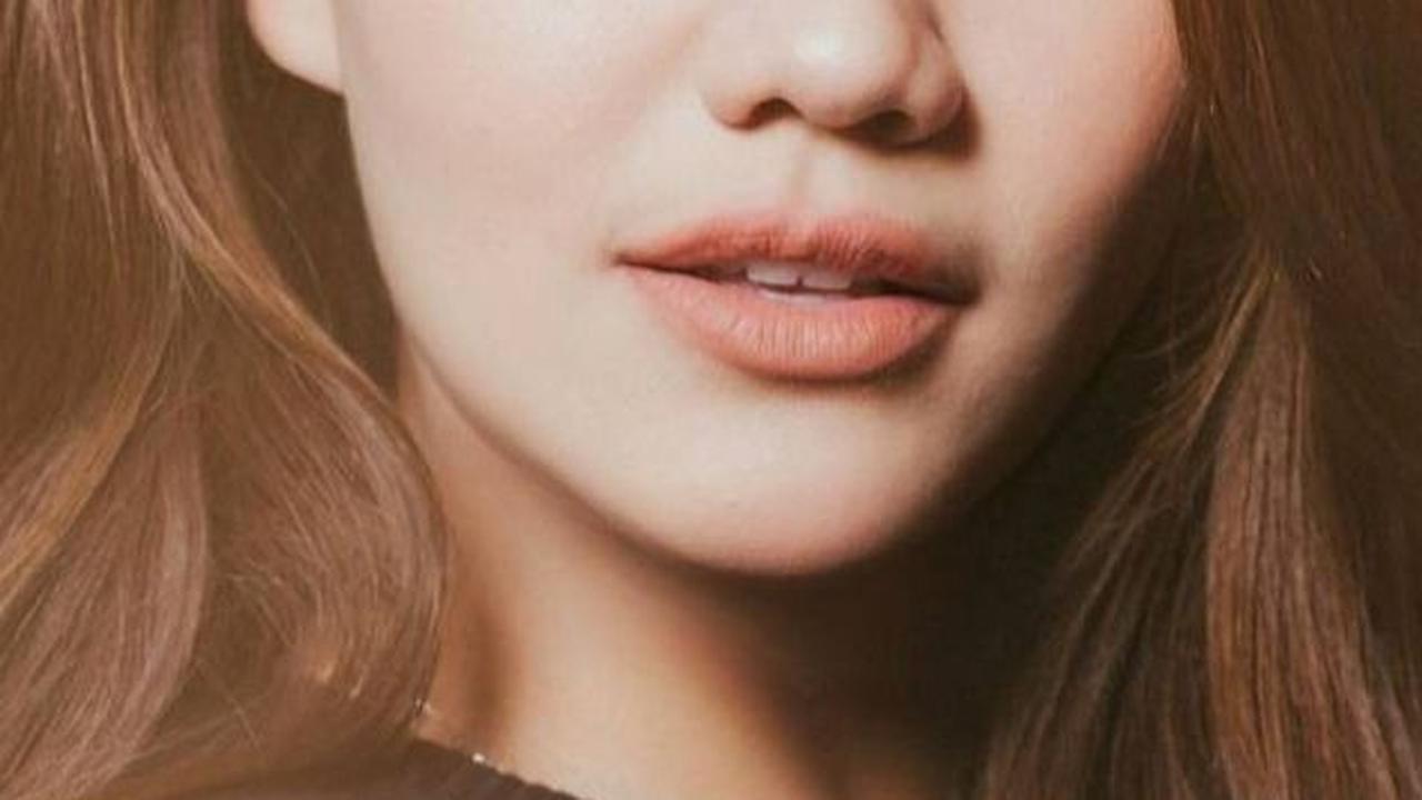 Tampil Dengan Dress Rajut Berwarna Hitam