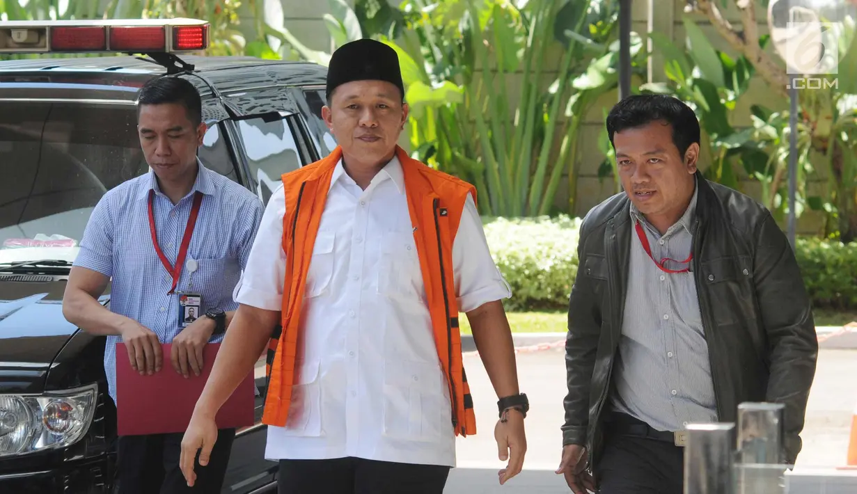 Bupati Lampung Tengah Mustafa bersama kuasa hukumnya Tito Hananta saat tiba di gedung KPK, Jakarta, Kamis (15/3). Mustafa diperiksa terkait kasus dugaan suap pinjaman daerah pada APBD Lampung Tengah 2018. (Merdeka.com/Dwi Narwoko)