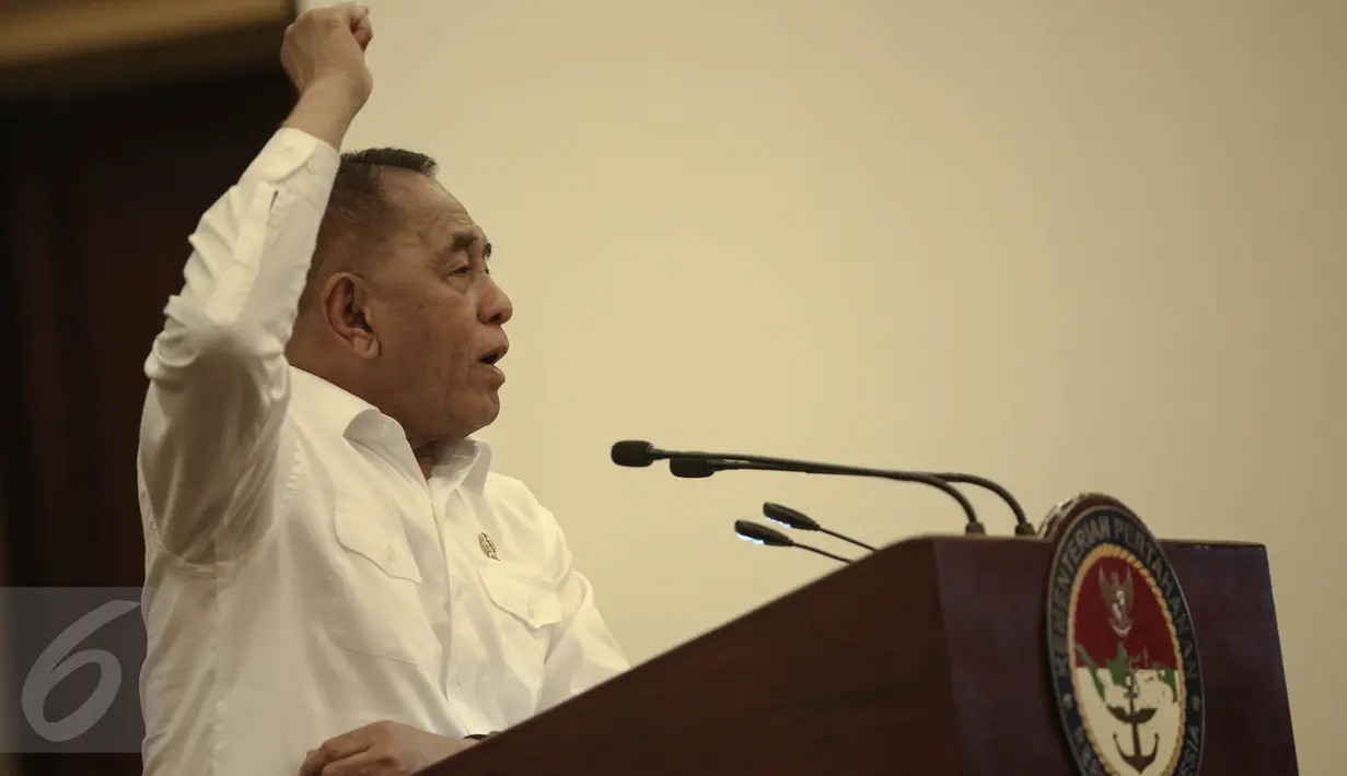 Menhan Ryamizard Ryacudu saat memberikan paparan di Kemenhan RI, Jakarta, Senin (23/5/2016). Kegiatan Misi Pelayanan Kesehatan Kemhan RI dan TNI di Pemerintah Republik Demokratik Timor Leste (RTDL) di helat di Kota Dili. (Liputan6.com/Faizal Fanani)