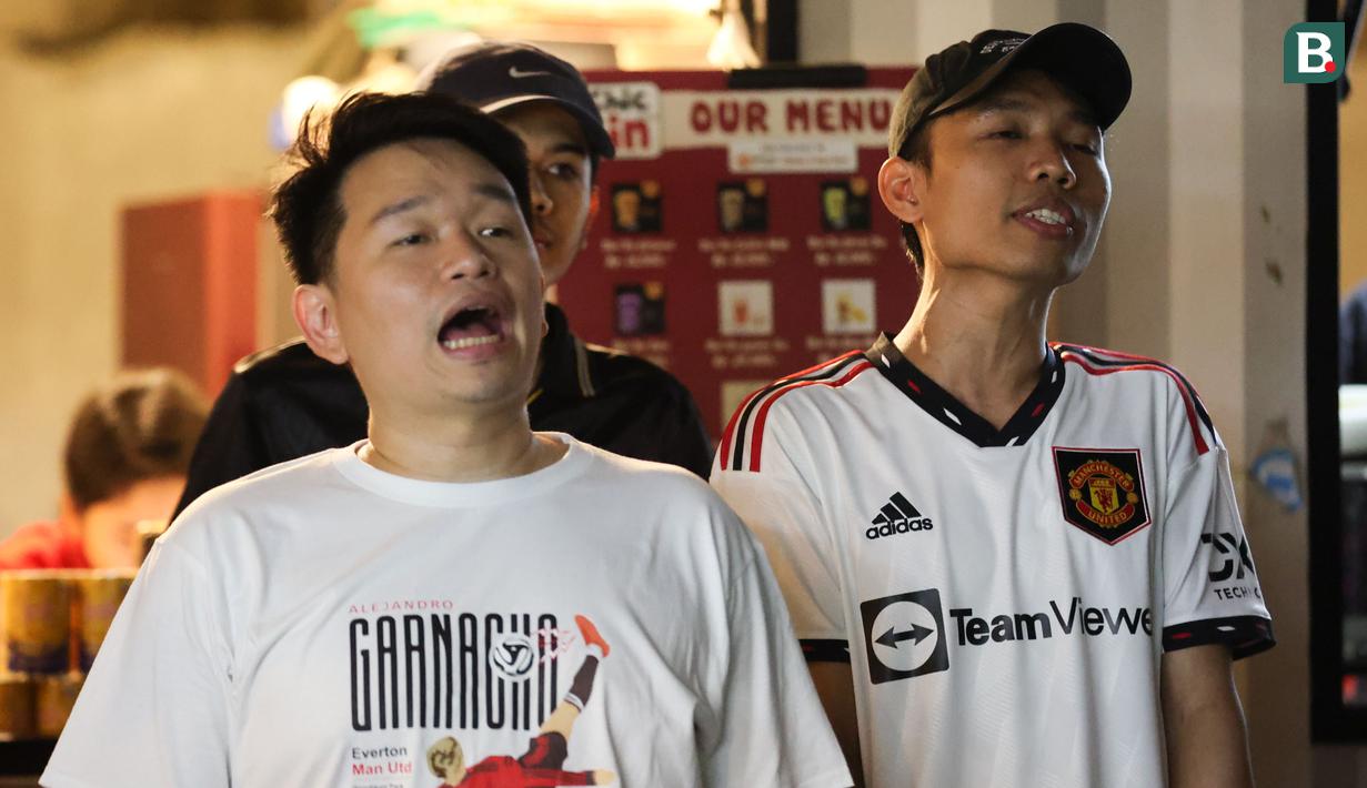 Ekspresi sejumlah pendukung MU saat acara Roaring Night antara Manchester United melawan West Ham di Pitch 98, Kemang, Jakarta, Minggu (04/02/2024) malam WIB. (Bola.com/Abdul Aziz)