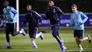 Anthony Martial bersama Kingsley Coman, Paul Pogba dan Lucas Digne berlatih jelang laga melawan Jerman di Yvelines, Prancis, Senin (9/11/2015). (AFP Photo/Franck Fife)