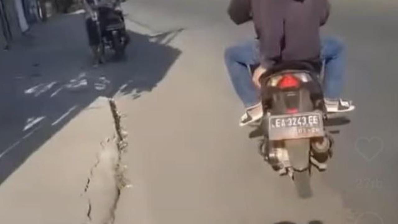 3 Pemuda Kabur Usai Remas Bokong Emak-Emak, Lalu Jatuh dari Motor & Terlindas, Warganet: Karma Instan!