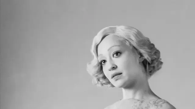 Ruth Negga dalam film Passing. (Foto: Dok. Netflix/ IMDb)