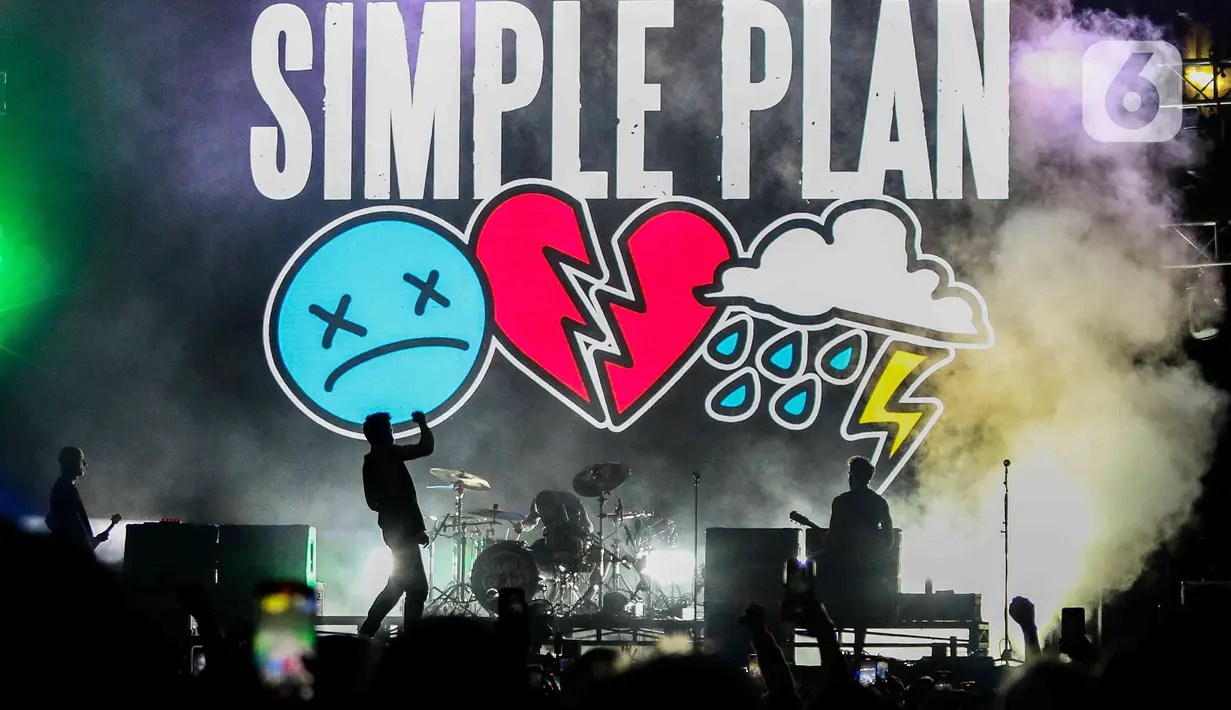 Kelompok musik pop-punk asal Kanada, Simple Plan beraksi di atas panggung Everblast Festival 2023 di Gambir Expo, Kemayoran, Jakarta Pusat, Sabtu (4/3/2023). Simple Plan membuka tur konser The Harder It Looks Tour Southeast Asia mereka dengan tampil di Everblast Festival 2023. (Liputan6.com/Herman Zakharia)