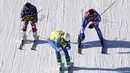 Sergey Ridzick dari Rusia (tengah) melewati garis finish di depan Brady Leman dari Kanada dan Bastien Midol dari Prancis pada nomor lintas ski putra selama acara uji coba Olimpiade Musim Dingin 2022 di Genting Resort Secret Garden di Zhangjiakou, China, Sabtu (27/11/2021). (AP Photo/Mark Schiefelbei