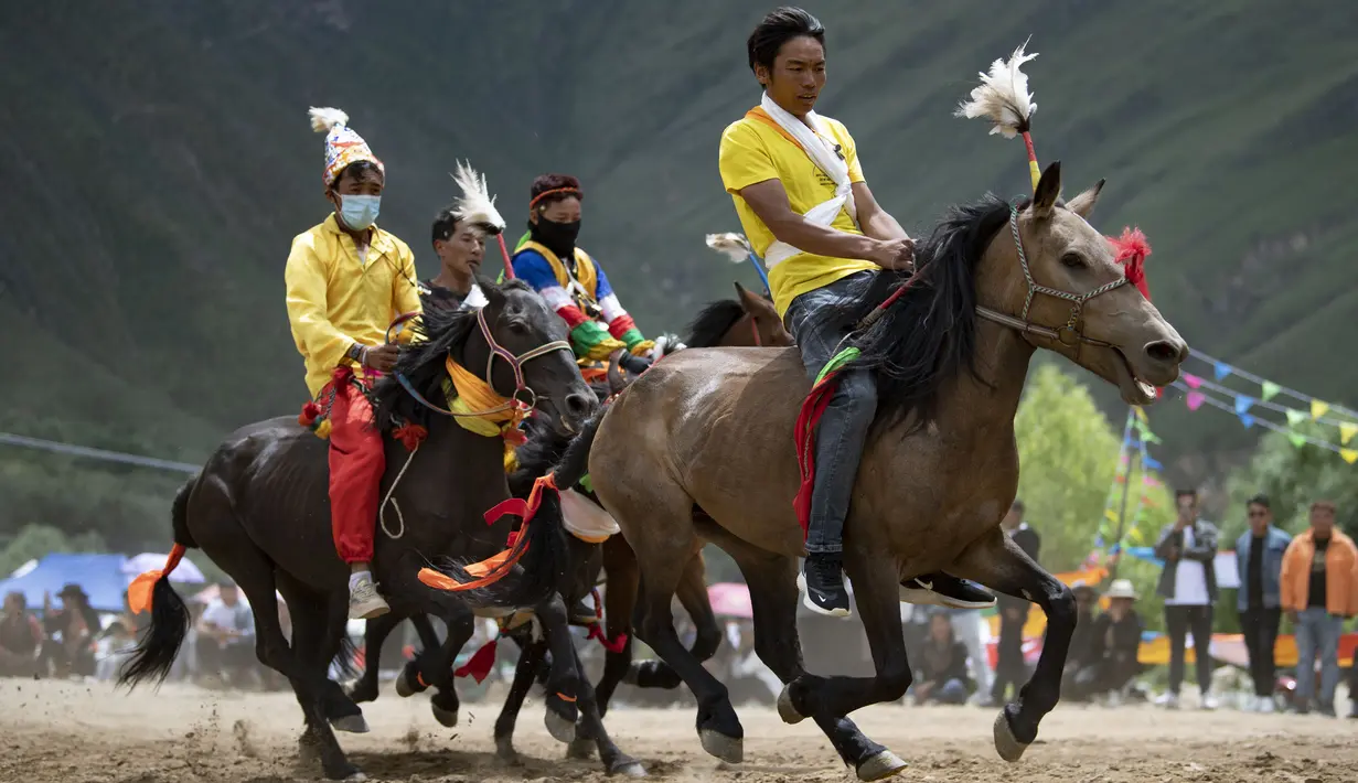 Para peserta bersaing dalam pacuan kuda di Lhasa, Daerah Otonom Tibet, China barat daya, 8 Agustus 2020. (Xinhua/Purbu Zhaxi)