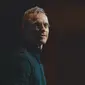 Akting Michael Fassbender sebagai Steve Jobs memiliki perawakan yang sangat mirip aslinya di trailer perdana film.