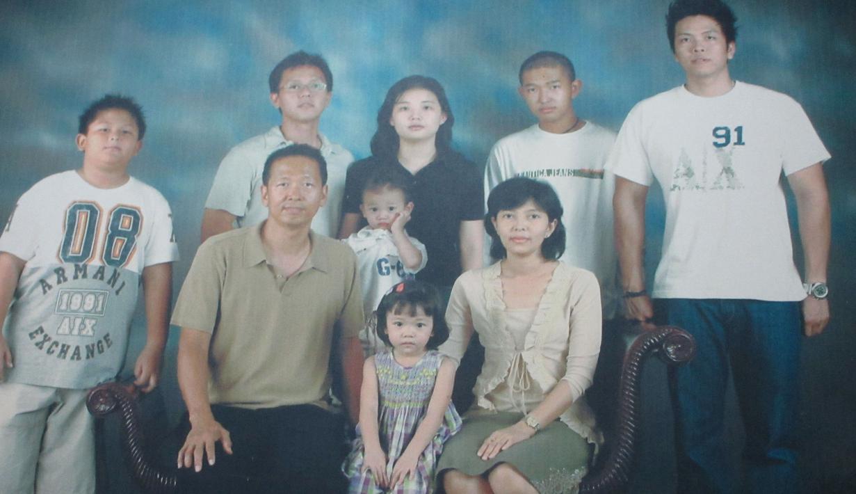 Rio Haryantoo (kiri) bersama keluarganya. (Bola.com/Dok. Pribadi)