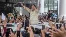 Prabowo terlihat menyapa pendukungnya sambil berdiri di mobil yang ditumpanginya. (AP Photo/Binsar Bakkara)