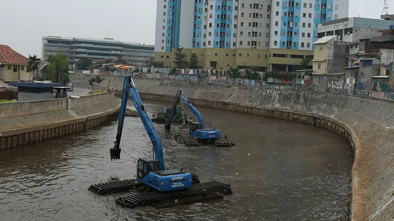 Antisipasi Banjir, Lumpur Kali Ciliwung Dikeruk