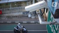 Kamera pengawas atau 'closed circuit television' (CCTV) terpasang di jalur koridor 6 Transjakarta di Mampang, Jakarta, Kamis (23/1/2020). Direktorat Lalu Lintas Polda Metro Jaya akan menerapkan tilang elektronik atau ETLE awal Februari 2020. (Liputan6.com/Immanuel Antonius)