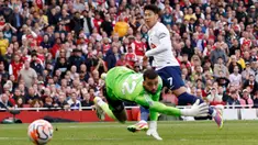 Pemain Tottenham Hotspur Son Heung-min mencetak gol ke gawang Arsenal yang dijaga oleh David Raya pada pertandingan sepak bola Liga Inggris di Emirates Stadium, London, Inggris, Minggu (24/9/2023). Pertandingan berakhir imbang dengan skor 2-2. (AP Photo/David Cliff)