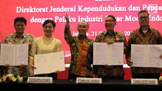 Dirjen Dukcapil Zudan Arif Fakrulloh, Dirut KSEI Friderica Widyasari Dewi, Dirut BEI Inarno Djajadi usai menandatangani kerja sama pemanfaatan data Ditjen Dukcail dengan 104 pelaku industri pasar modal, Jakarta, Jumat (21/12). (Liputan6.com/JohanTallo)