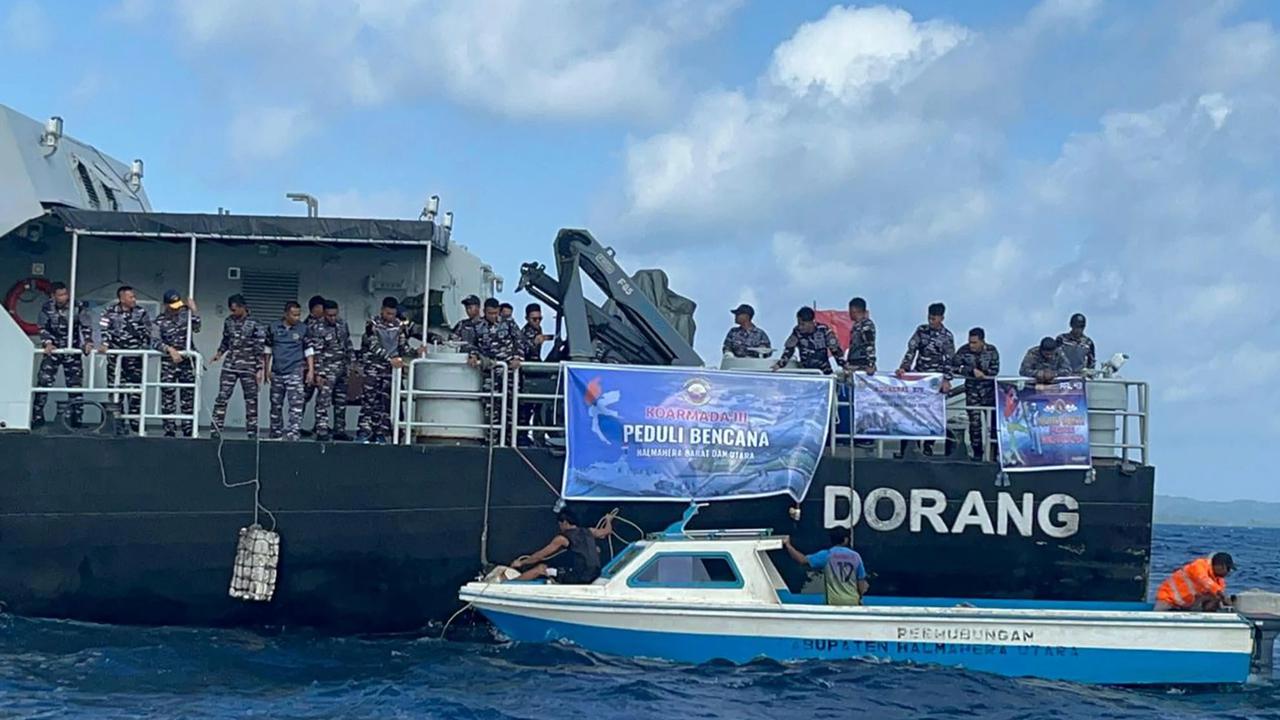 FOTO: KRI Dorang Salurkan Bantuan ke Desa Terisolasi Halmahera Barat