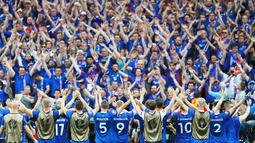 Pemain Islandia memberi hormat kepada pendukungnya setelah mengalahkan Austria 2-1 dalam laga Grup F Piala Eropa 2016 di Stade de France, Saint-Denis, (22/6/2016). (EPA/Abedin Taherkenareh)