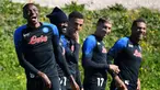 (kiri-Kanan) Pemain Napoli Victor Osimhen, Tanguy Ndombele, Akim Zedadka, Mathias Olivera, dan Juan Jesus ambil bagian dalam sesi latihan di pusat latihan SSC Napoli, Castel Volturno, Naples, Italia, 14 Maret 2023. Napoli akan menghadapi Eintracht Frankfurt pada pertandingan sepak bola leg kedua babak 16 besar Liga Champions. (Tiziana FABI/AFP)