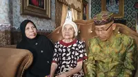 Supiyah (93) didampingi anak dan menantunya di Malang. (Istimewa)