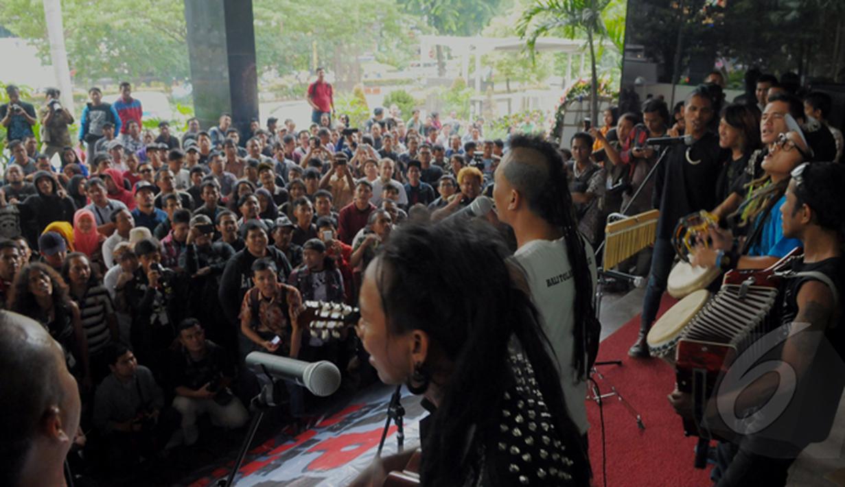 Grup musik punk menggelar konser di KPK, Jakarta, Jum'at (20/2/2015). Konser yang mereka lakukan sebagai bentuk dukungan kepada KPK (Liputan6.com/Andrian M Tunay)