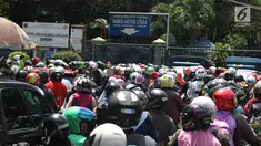 Warga memadati lajur pintu masuk area parkir motor kawasan Kebun Binatang Ragunan, Jakarta, Minggu (30/12). Libur panjang jelang pergantian tahun dimanfaatkan warga untuk berlibur di kawasan Kebun Binatang Ragunan. (Liputan6.com/Helmi Fithriansyah)