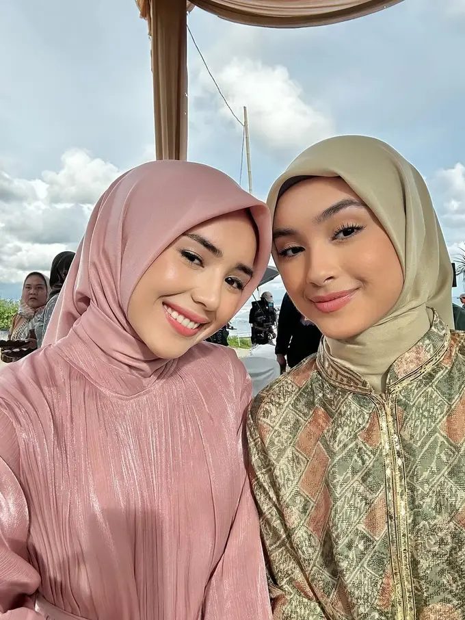 Pesona Elegan Beby Tsabina Berhijab dalam Balutan Gaun Shimmer, Bangkitkan Tren Busana Lebaran Tahun Lalu