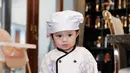 <p>Melalui media sosialnya, Atta Halilintar kerap membagikan beberapa momen putrinya. Yang terbaru, baby Ameena yang tidak lama lagi menjadi kakak itu didandani seperti koki. [Instagram/attahalilintar]</p>