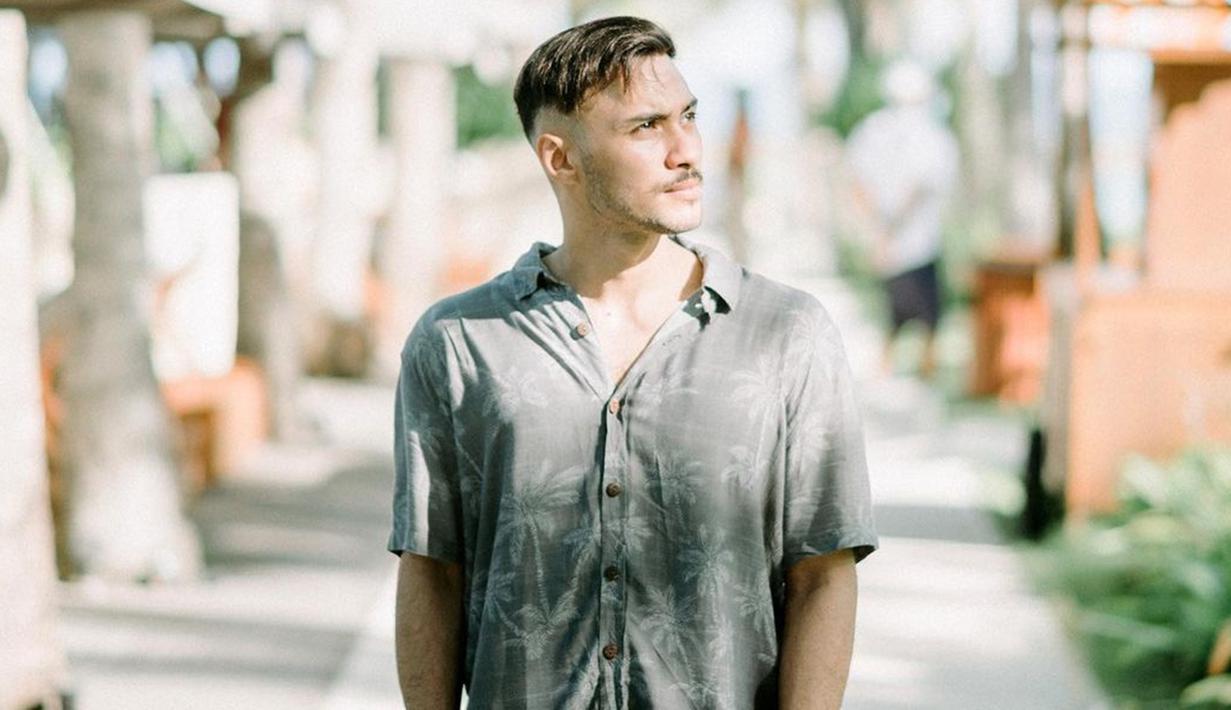 Rupanya pemilik nama lengkap Reza Fahlevi Alhady ini cukup sering tampil kasual dengan kemeja santai. Ketika berlibur ke pantai, Refal Hady tampak mengenakan kemeja abu-abu dengan motif. Penampilannya yang trendi, banjir pujian warganet.(Liputan6.com/IG/@refalhady)