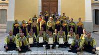 Tim Jakarta Youth Choir menunjukkan piala dan sertifikat yang diperoleh dari kompetisi paduan suara di Spanyol. (dok. Jakarta Youth Choir)