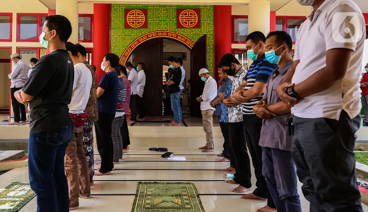 Umat muslim melaksanakan Sholat Jumat di Masjid Babah Alun Desari, Cilandak, Jakarta Selatan, Jumat (23/4/2021). Masjid yang dibangun oleh Muhammad Jusuf Hamka ini dibangun dengan arsitektur bergaya Oriental terlihat dari ukiran dan ornamen yang bergaya mandarin. (Liputan6.com/JohanTallo)