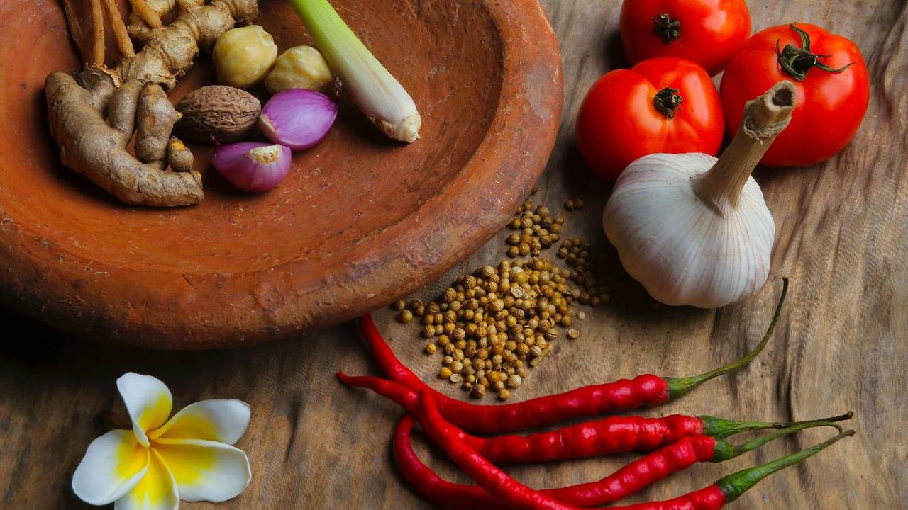 Umumnya, sambal korek cukup dibuat dengan mengulek semua bahan di atas cobek dan disiramkan minyak panas. Namun, Anda juga bisa menambahkan berbagai macam bahan seperti terong, daun kemangi, belimbing wuluh, dan lainnya.