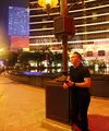 Keindahan kota Macau membuat sang illusionis tak bisa berhenti untuk meinkmati setiap sudutnya. Di hari ketiga ini Demian mengunjungi Dancing Fountain dan tak lupa berpose. (Aldivano/Bintang.com)