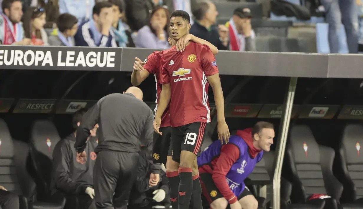 Marcus Rashford menerma ucapan selamat dari rekan-rekannya usai timnya mengalahkan Celta Vigo pada leg pertama semifinal Liga Europa di Balaidos stadium, Vigo, (4/5/2017). MU menang 1-0. (AP/Lalo R. Villar)