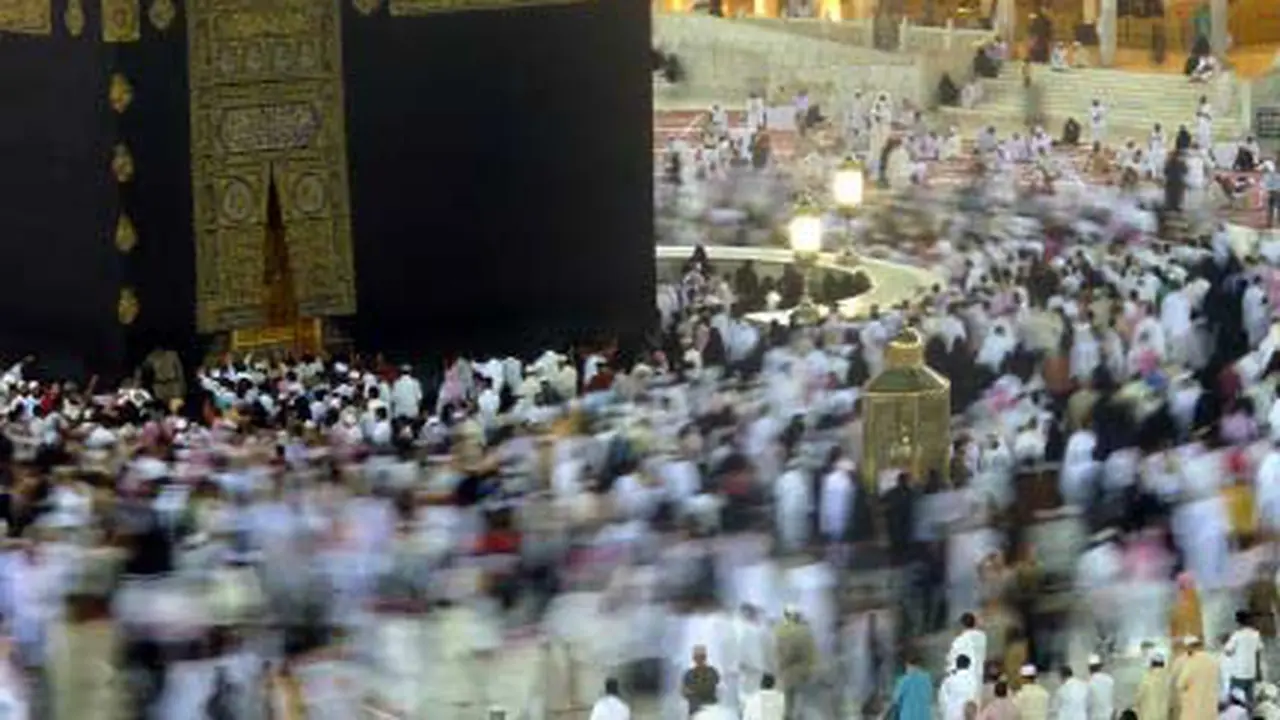Ratusan umat muslim melakukan Tawaf di Masjidil Haram, Mekkah, Arab Saudi. Jamaah dari seluruh penjuru dunia mulai berdatangan untuk menunaikan ibadah Haji 1432 H.(Antara)