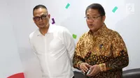 Menkominfo Rudiantara (kanan) bersama Dirjen Aptika Semuel Abrijani Pangerapan (kiri) memberi keterangan terkait pemblokiran Tik Tok, Jakarta, Rabu (4/7). Pemblokiran Tik Tiok akan dicabut bila sudah memenuhi persyaratan. (Liputan6.com/Immanuel Antonius)