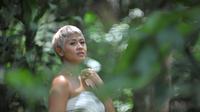DIRA bawakan tembang emas Candra Darusman dalam project musik terbaru. (demajors)