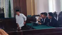 Hajidin (48), penjual sayur yang diduga menjadi salah satu pelaku perampokan, saat mengikuti sidang vonis di PN Kayuagung OKI Sumsel.