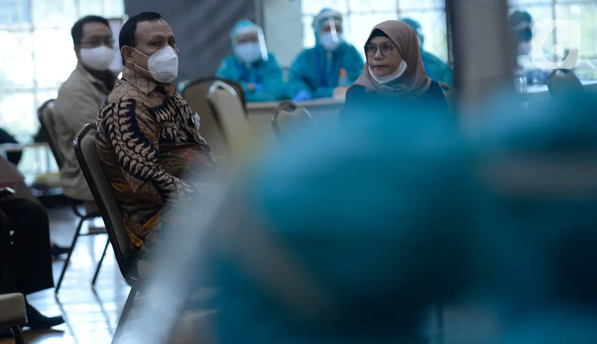 Ketua KPK Firli Bahuri melakukan tes diagnostik cepat COVID-19 (Rapid Test) di Gedung KPK, Jakarta, Kamis (4/6/2020). Rapid test itu diikuti sekitar 2.000 orang di lingkungan Komisi Pemberantasan Korupsi (KPK) menjelang kenormalan baru atau new normal. (merdeka.com/Dwi Narwoko)