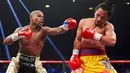 Floyd Mayweather Jr berusaha memukul wajah Manny Pacquiao saat pertandingan kelas welterweight di MGM Grand Garden Arena, Las Vegas, Nevada, Minggu (3/5/2015). Floyd Mayweather berhasil manang angka atas Manny Pacquiao. (REUTERS/Steve Marcus)