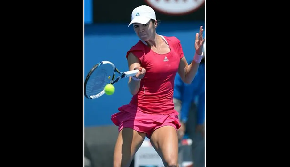 Petenis Kazakhstan, Galina Voskoboeva, berusaha mengembalikan pukulan Carla Suarez Navaro dari Spanyol dalam Australia Open yang diadakan di Melbourne, Kamis (16/01/14) (AFP Photo/ Greg Wood)