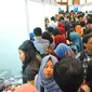 Ratusan peserta memadati pelataran Gedung Dhanapala Kementerian Keuangan, Jakarta, Selasa (31/1).  Para Pelajar tersebut mengantri untuk memasuki pameran pendidikan tinggi Lembaga Pengelola Dana Pendidikan (LPDP) Edufair 2017. (Liputan6.com/Angga Yuniar)