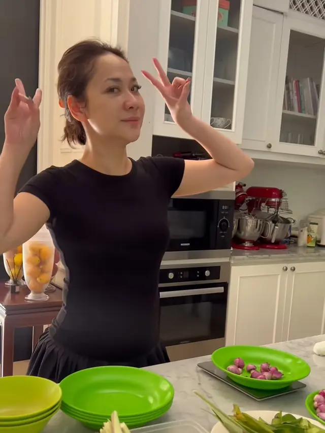 Bunga Citra Lestari Saat Masak Rendang Jelang Lebaran. [@bumiauw]