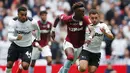 Tammy Abraham yang kini tengah menjalani musim ketiga bersama AS Roma tercatat pernah berseragam Aston Villa berstatus pinjaman dari Chelsea selama semusim pada 2018/2019 saat The Villans bermain di Championship. Tampil tajam, ia sukses mencetak total 26 gol di semua kompetisi dan berhasil membawa Aston Villa promosi ke Premier League pada 2019/2020. (AFP/Adrian Dennis)