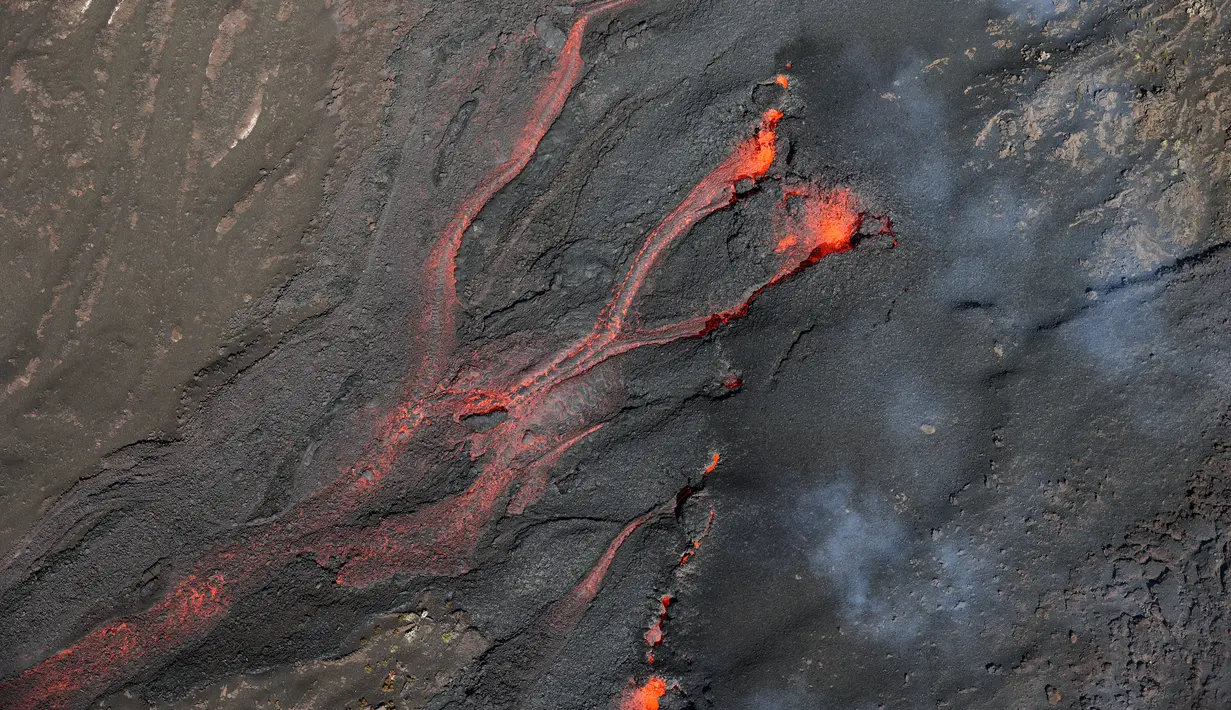 Hampir setahun setelah letusan terakhirnya , Piton de la Fournaise terbangun Minggu ini sekitar pukul 8:30 pagi (waktu Paris), kata Observatorium Vulkanologi Piton de la Fournaise (OVPF). (Richard BOUHET / AFP)