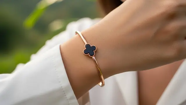 model gelang emas bunga clover hitam kekinian