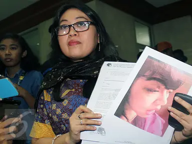 Direktur LBH APIK Ratna Bantara Mukti menunjukan bukti dan surat laporan kepada Mahkamah Kehormatan Dewan (MKD) DPR, Jakarta, (2/2). Ia mengadukan dugaan pemukulan yang dilakukan Masinton Pasaribu kepada staf ahli Dita Aditia. (Liputan6.com/JohanTallo)