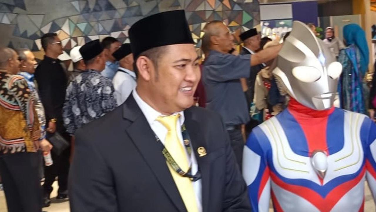 VIDEO: Membongkar Sosok di Balik Anggota DPR Berkostum Ultraman, Kantongi Kekayaan Rp 3,8 Miliar